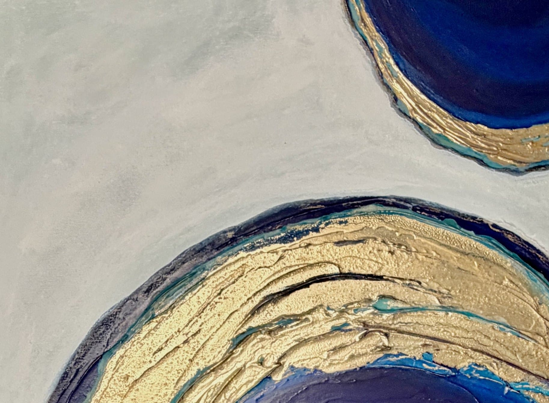 Makro einer tiefblauen Struktur mit Blattgold aus einem Werk von Isabella Laudenbacher
