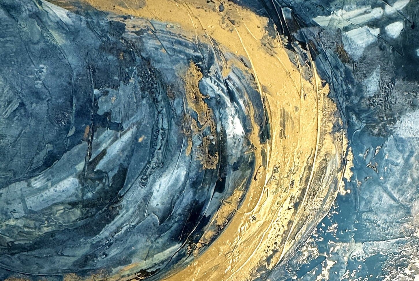 Makro der Oberfläche von Sonnenwirbel: Strukturmasse und Blattgold