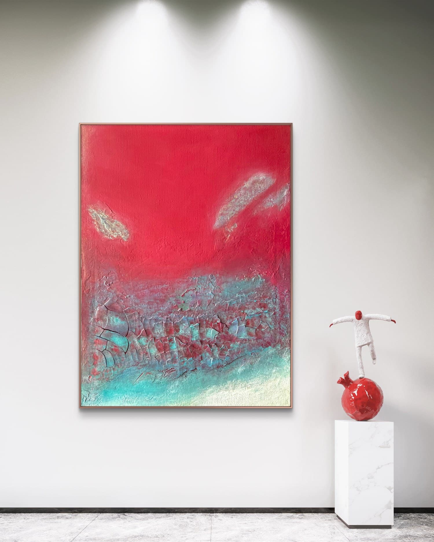 Stille Kraft I Silent Force, hängend an einer hellen Wand im Raum