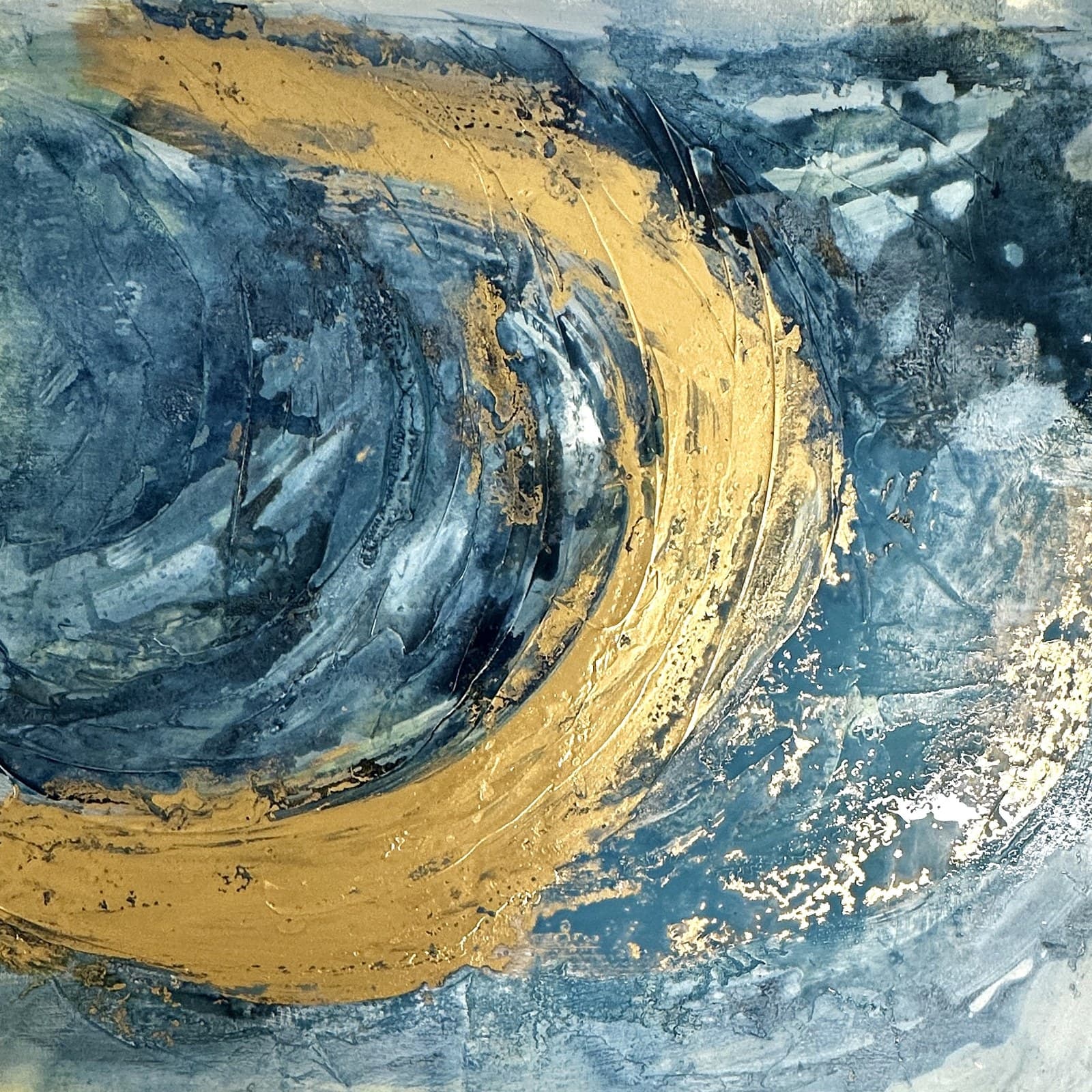 Sonnenwirbel, abstraktes Original in Blau und Gold von Isabella Laudenbacher